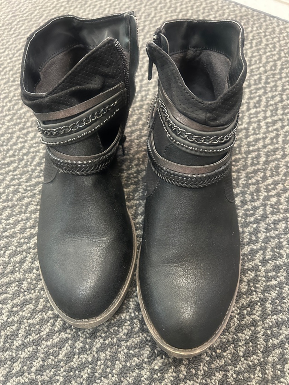 Women’s Black Ankle Boots with Decorative Chains. Size 9💕
